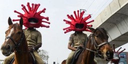 Orissa Post, „Indian police officers use novel tactics to spread COVID-19 awareness“, 05.04.2020 (10.12.2020)